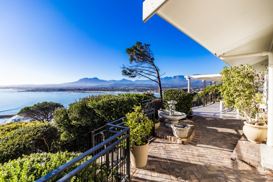 4 Bedroom Property for Sale in Mountainside Western Cape